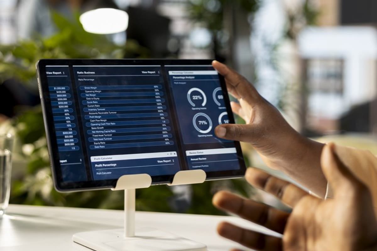 Tablet con dashboard de conciliación en tiempo real de pólizas y pagos
